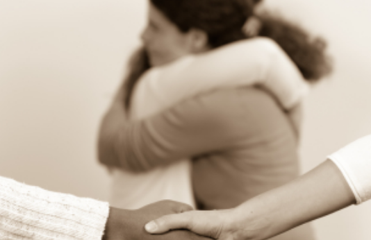 Duas pessoas apertam as mãos