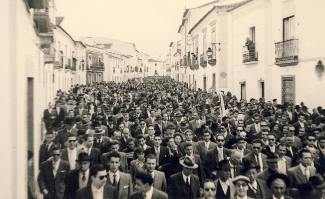 3 - Rua Cândido dos Reis, maifestação de agradecimento aos Condes de Vill'alva (1957) Corrida