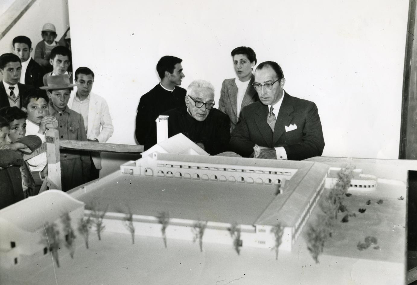 4 - Vasco Maria Eugénio de Almeida em visita à Obra dos Selasianos em Évora, que apoiou Corrida